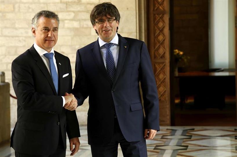 Carles Puigdemont recibe a Iñigo Urkullu en el Palacio de la Generalitat. Foto: EFE
