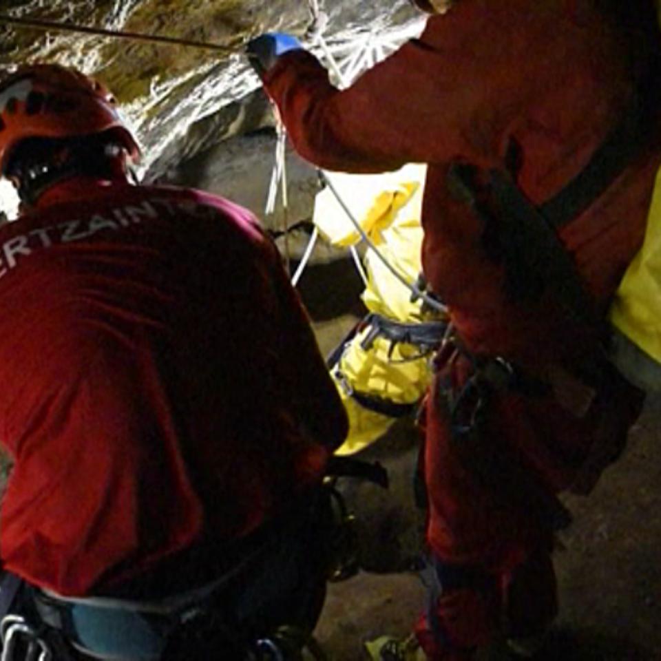 Los servicios de emergencia trabajando en la cueva de Galdames. Foto: SOS Deiak