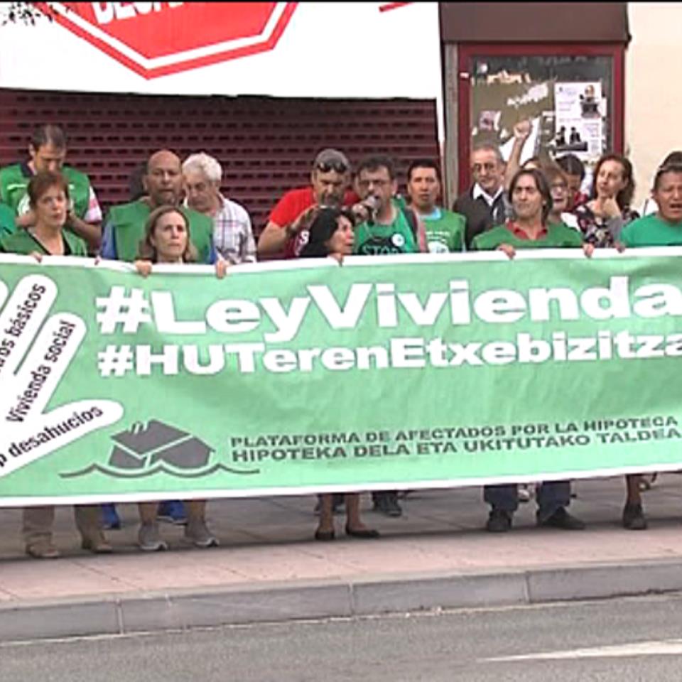 Decenas de personas en una protesta contra un deshaucio en Pamplona/Iruñea