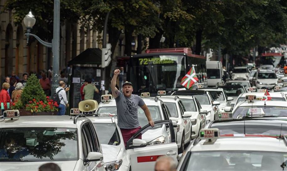 Protesta de taxistas en Bilbao. Foto: EFE.