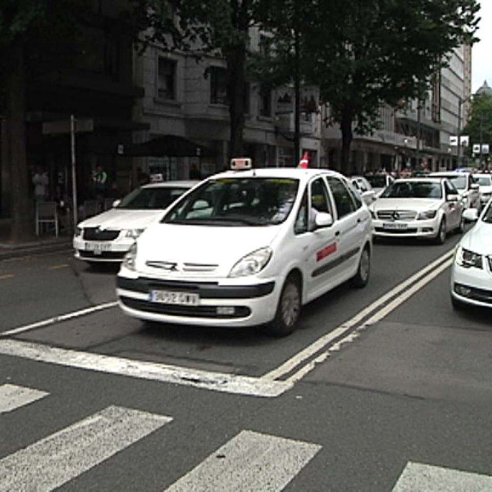 Protesta de taxistas en el centro de Bilbao. Foto: EFE