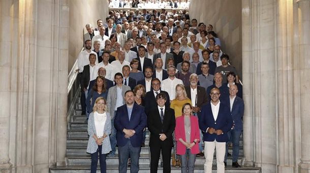 Representantes de 600 ayuntamientos catalanes apoyan el referéndum. Foto: Efe