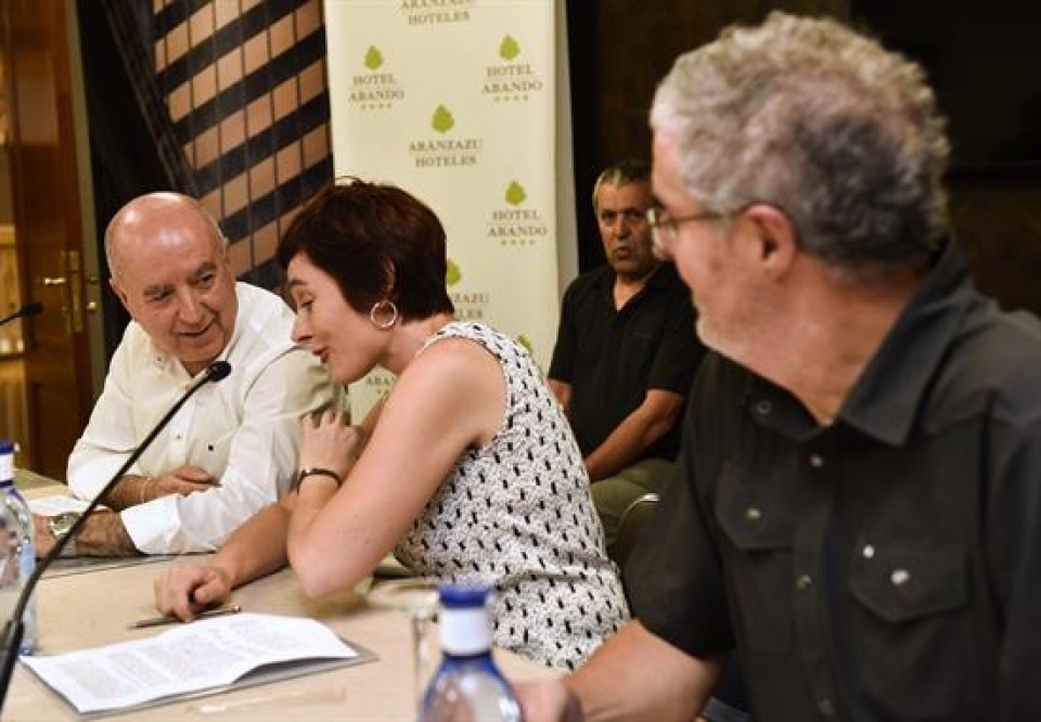 Arza, Aranburu y Muñoz, durante la lectura de la declaración. Foto: Efe