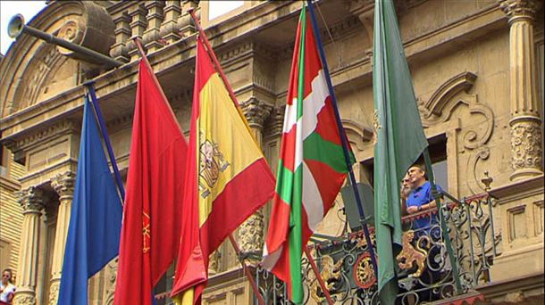 Momento en el que los operarios del Ayuntamiento izan la ikurriña en el balcón. Foto: EiTB