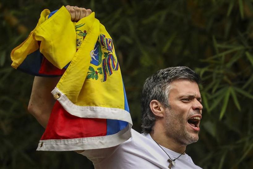 Leopoldo López, cuando ha salido a saludar a sus simpatizantes. Foto: EFE