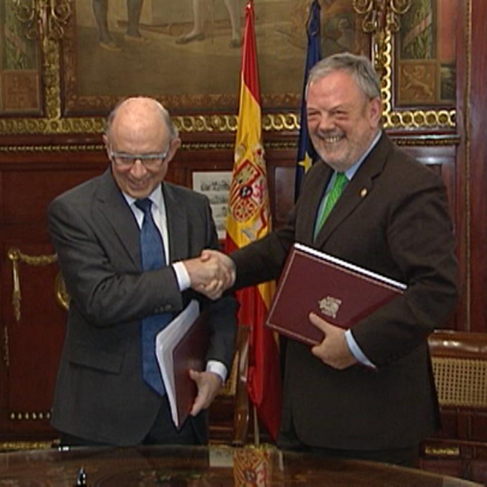Pedro Azpiazu y Cristobal Montoro tras la firma del acuerdo. Foto: Gobierno Vasco