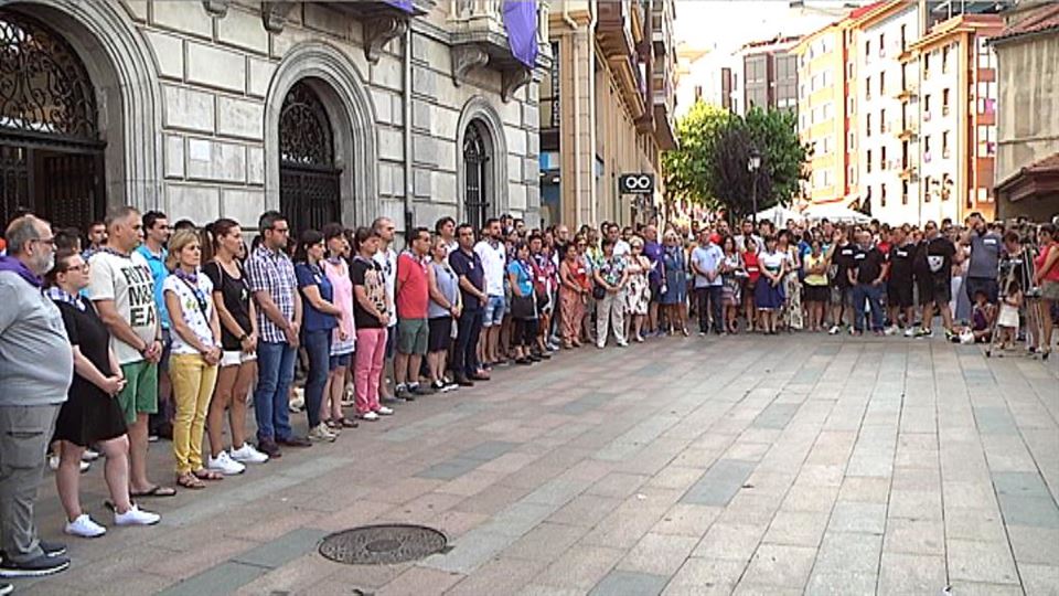 Cientos de personas expresan en Santurtzi su rechazo a una agresión sexual. Foto: EiTB