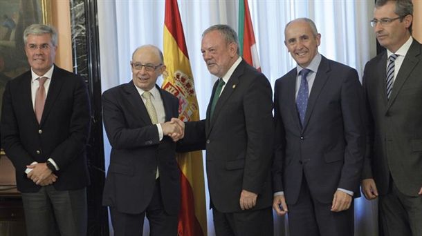 Montoro y Azpiazu cierran el acuerdo en torno al cálculo del Cupo. Foto: EiTB. 