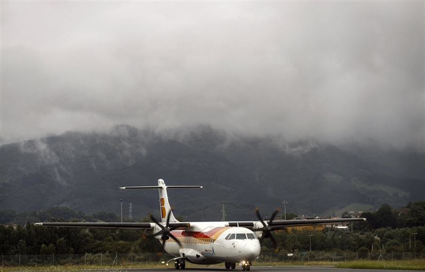 Un avión el aeropuerto de Hondarribia. Foto: EFE