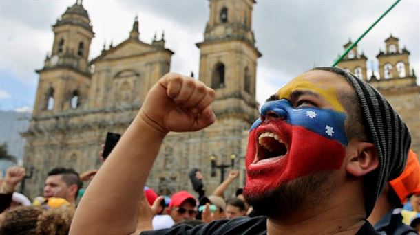 Venezuelar bat, garrasi egiten joan den uztilaren 16ko bozketan. Argazkia: EFE