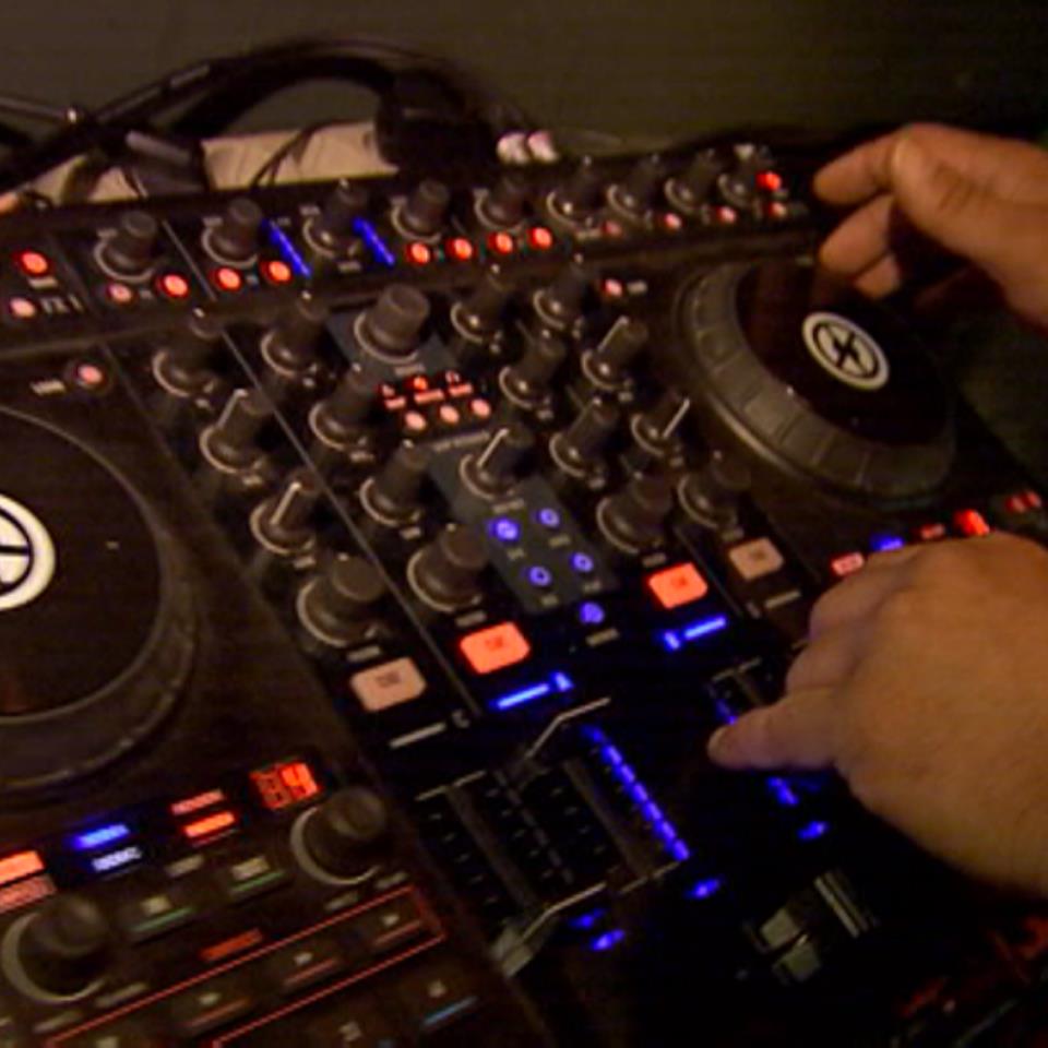 Un DJ pinchando en una discoteca. Foto obtenida de un vídeo de archivo de EITB Media