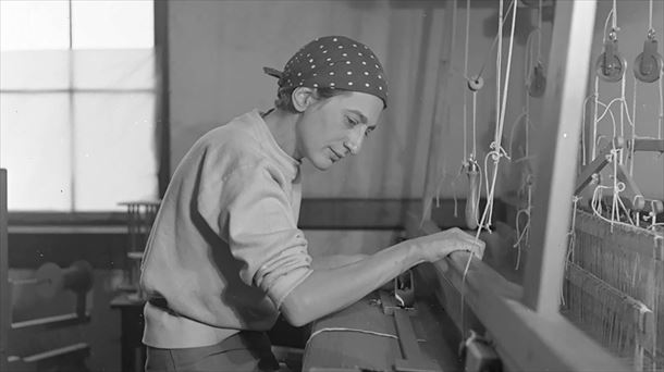 Anni Albers en su estudio del Black Mountain College, 1937. Fotografía: Helen M. Post