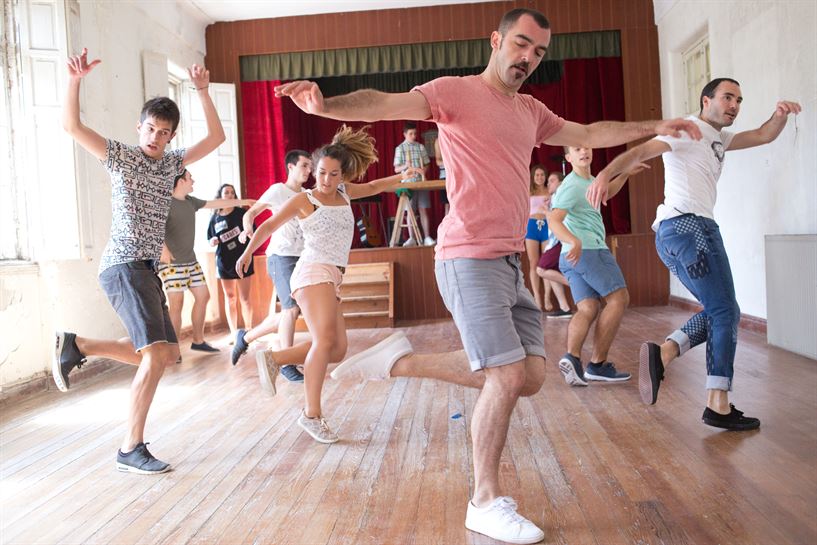 Go!azeneko aktoreak dantzan