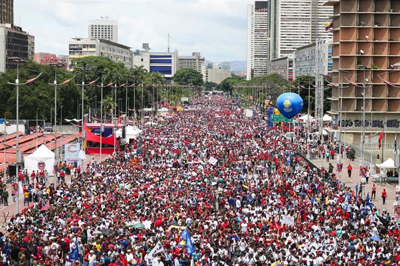 Madurok elkarrizketa eskatu du eta oposizioak Caracas hartzeko deia egin du