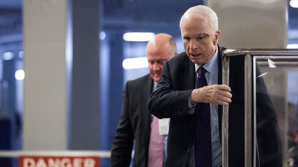 McCain ha sido uno de los tres senadores republicanos que han votado en contra. Foto: EFE