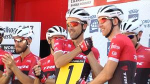 Haimar Zubeldia, homenajeado antes del inicio de la carrera