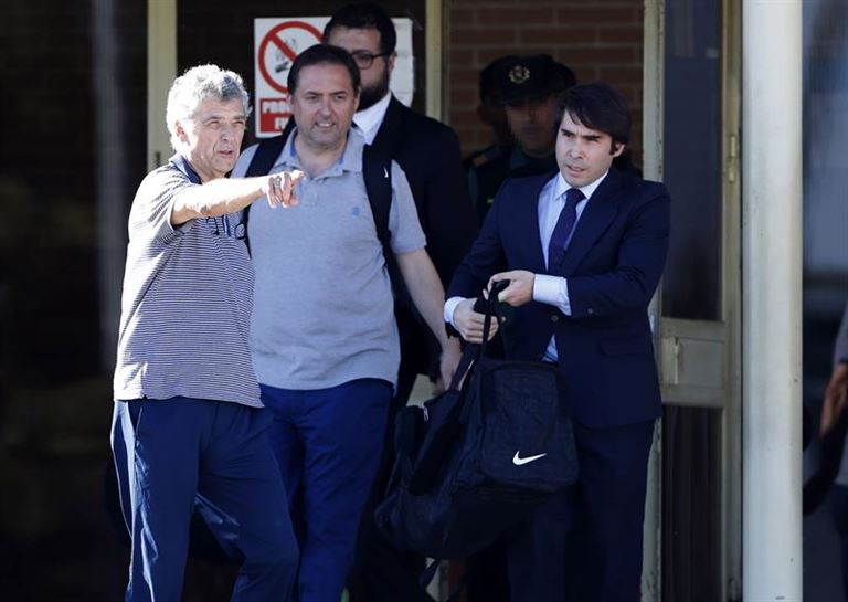 Momento en el que Villar y su hijo Gorka abandonan la prisión de Soto del Real. Foto: EFE