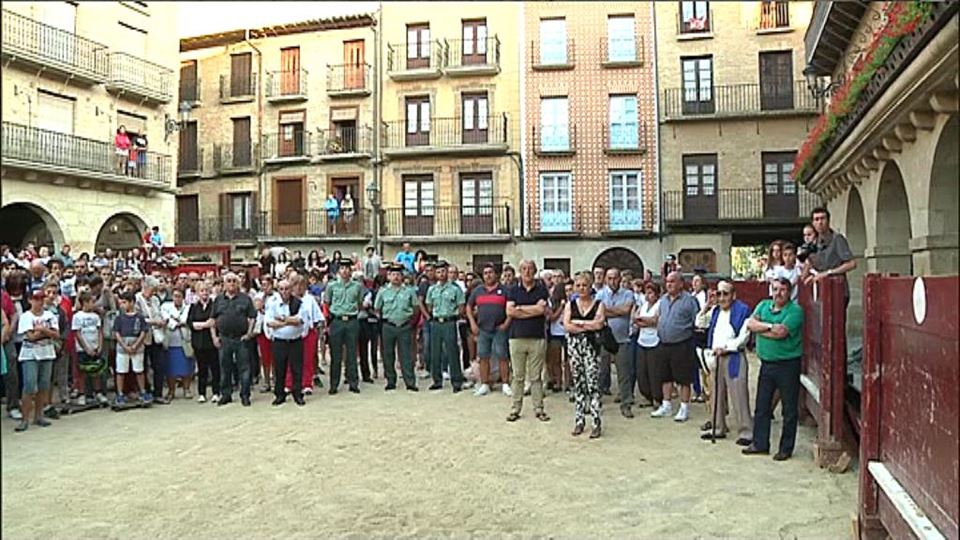 Los vecinos de Puente la Reina han querido mostrar su apoyo a la familia del joven. Foto: EFE