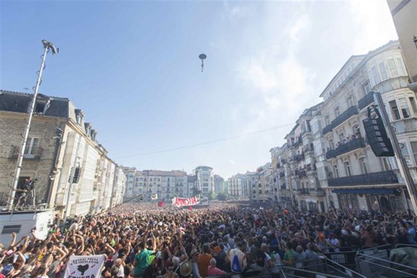 Milaka lagunek Zeledoni ongietorria egin diote Andre Maria Zuriaren plazan. Argazkia: EFE