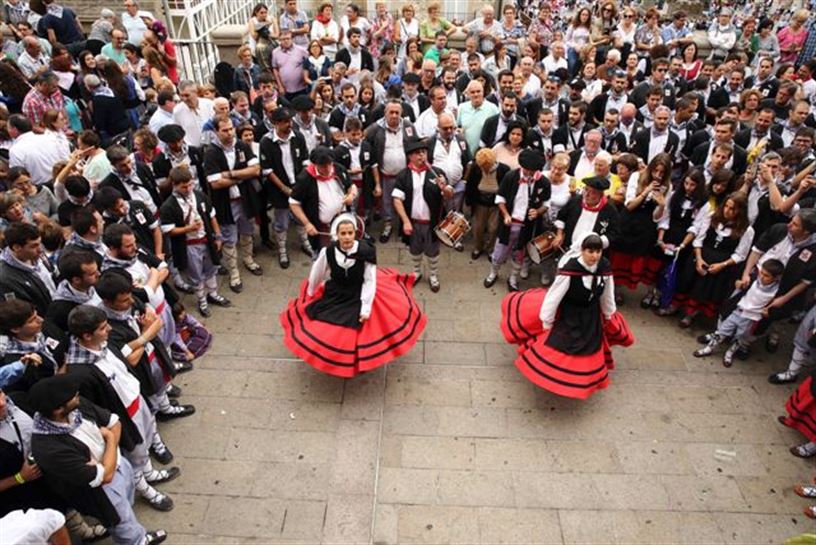 Bi neska aurreskua dantzatzen, Andre Maria Zuriari egindako lore eskaintzan. Argazkia: EFE