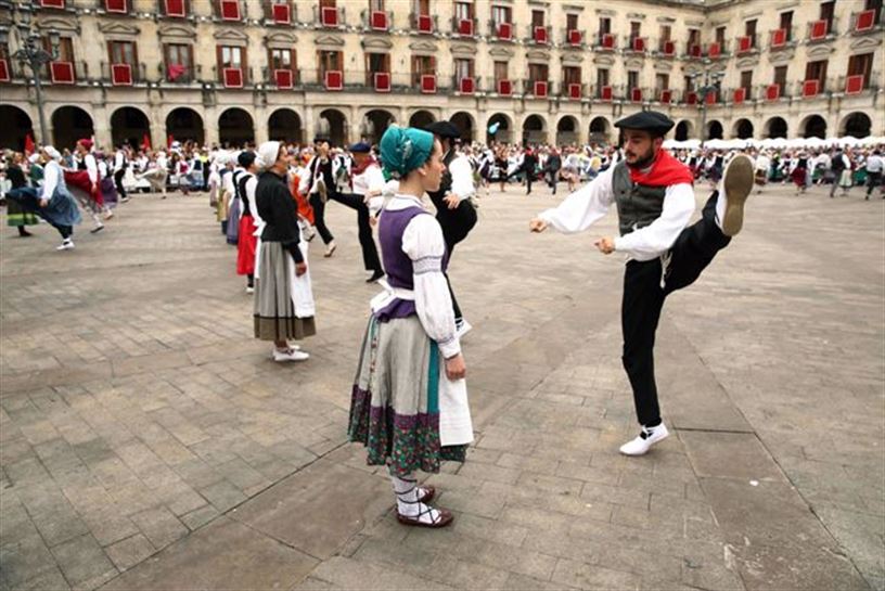 Dozenaka dantzari zortzikoa dantzatzen Gasteizko Espainia Plazan. Argazkia: EFE