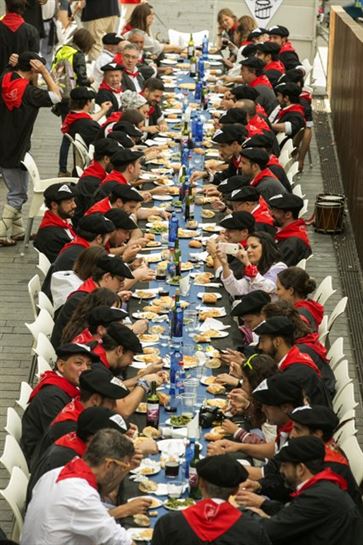 Blusen koadrila bat jaten, Andre Maria Zuriaren plazan. Argazkia: EFE