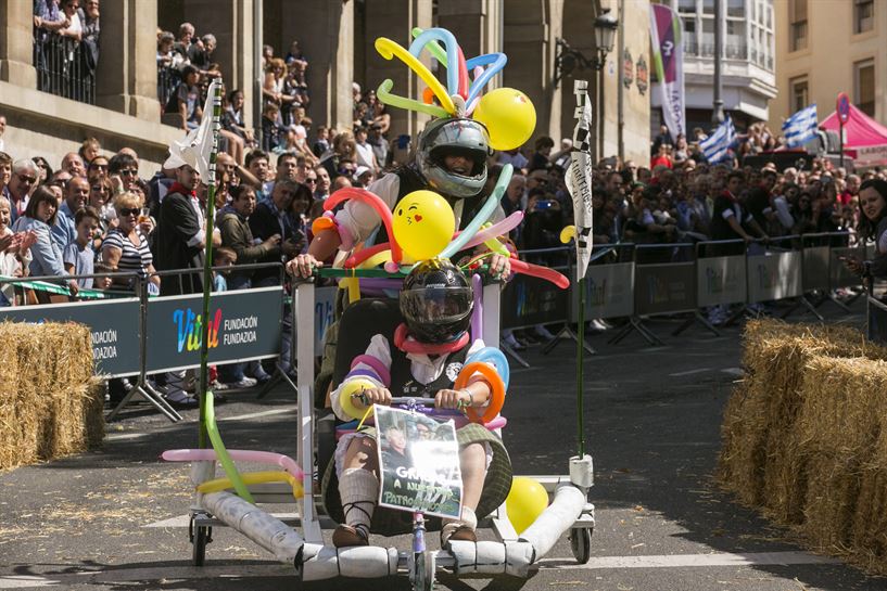 Goitibera-jaitsiera. Argazkia: EFE. 