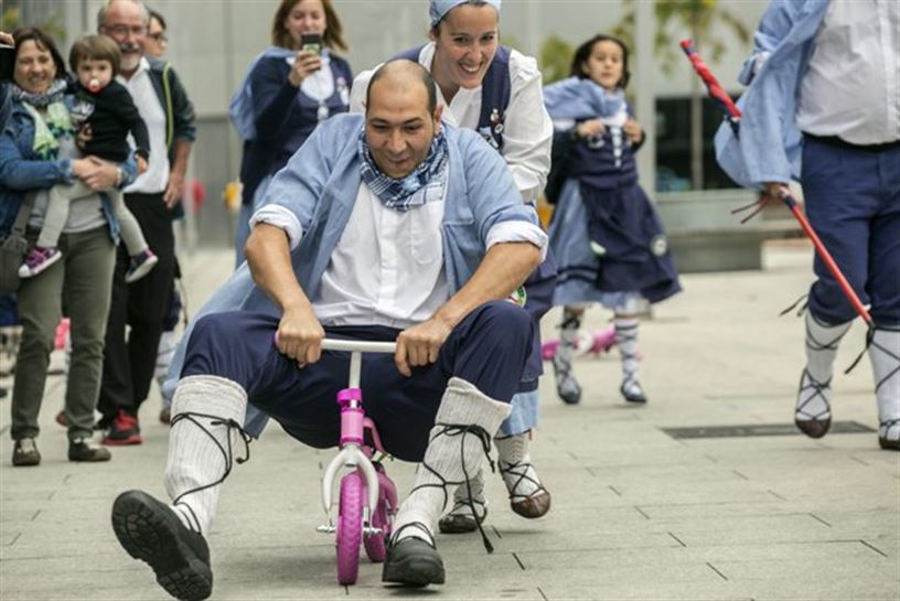 Blusak eta neskak, 'triatloian'. Argazkia: EFE