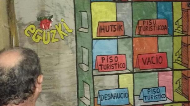 Borran un mural de Eguzki sobre los apartamentos turísticos en Donostia