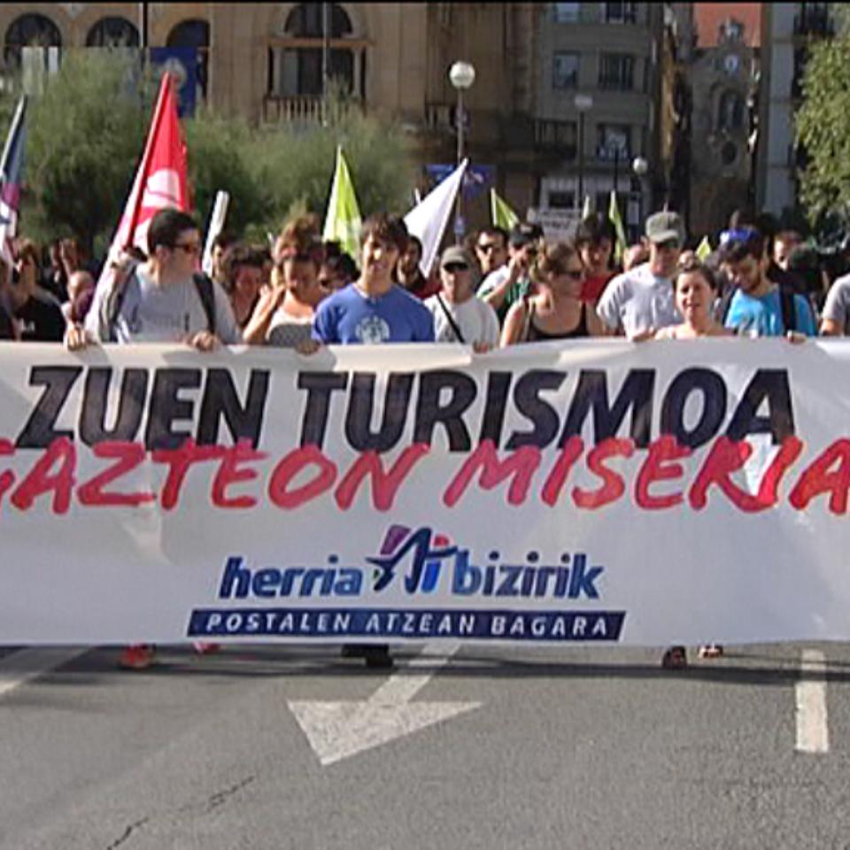 La manifestación ha recorrido el centro de la ciudad. Foto: EFE.