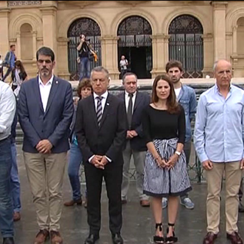 Instituciones vascas realizan un minuto de silencio en San Sebastián