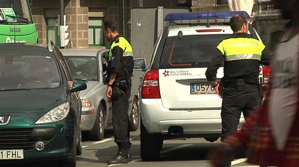 Policía municipal realizando controles