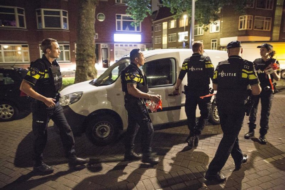 Agentes de la Policía holandesa inspeccionan una furgoneta con  en Róterdam. Foto: EFE
