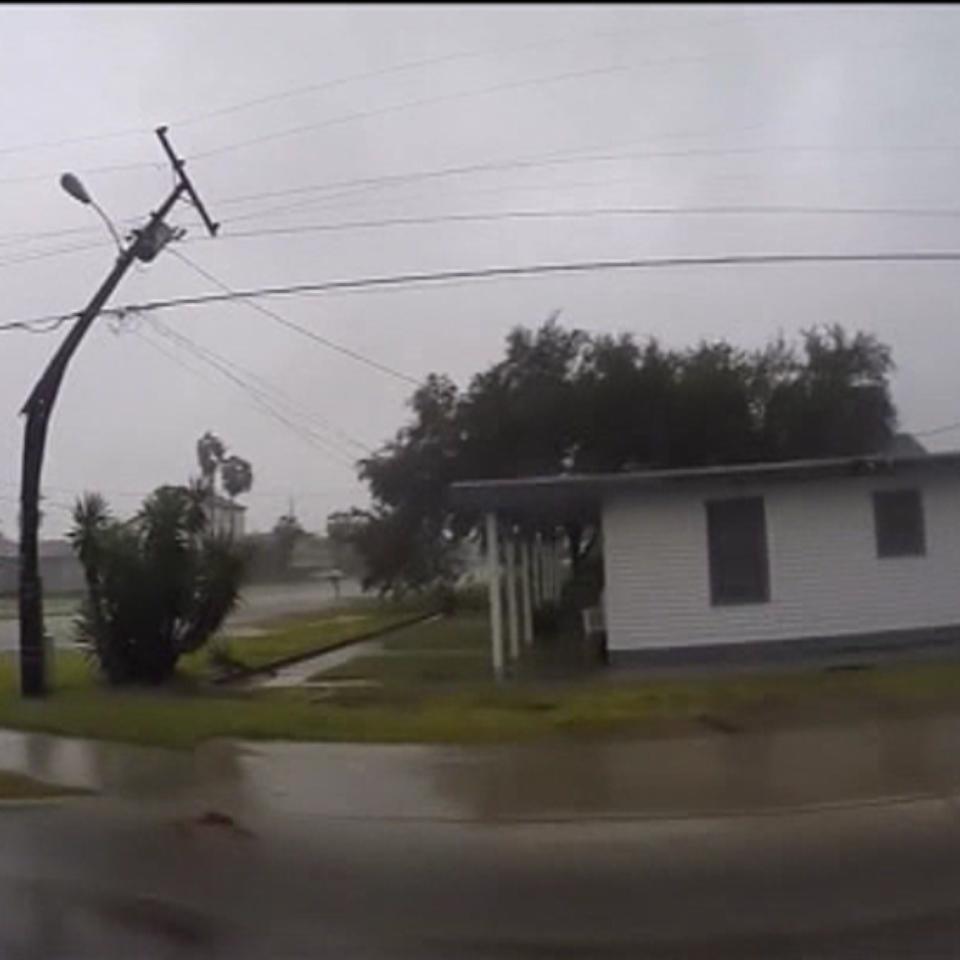 Harvey urakana Texas estatuko kostaldera iritsi da, lauko indarrarekin