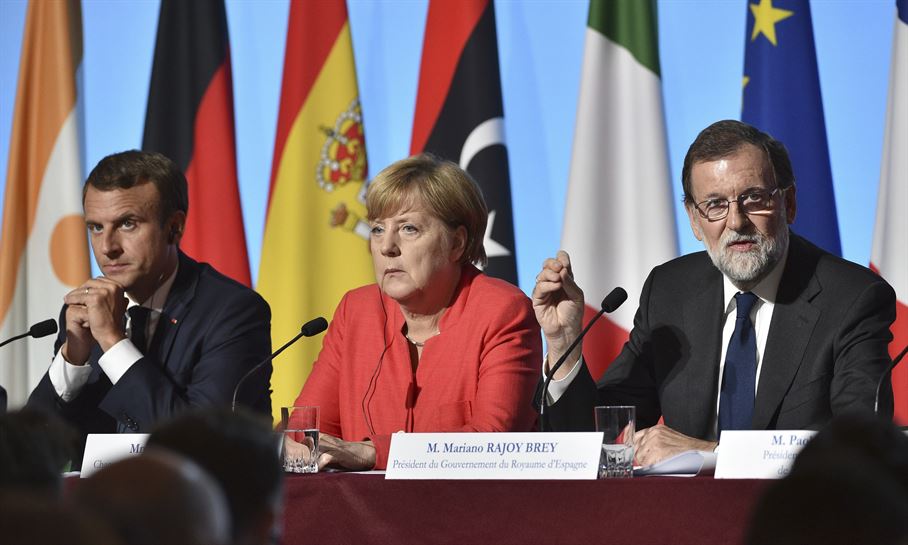 Mariano Rajoy, junto a Angela Merkel y Emmanuel Macron, en la cumbre de este lunes. Foto: EFE.
