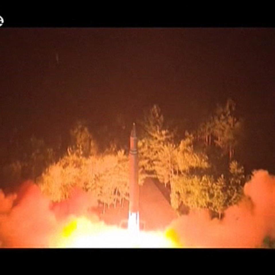 Kim Jong-un inspecciona una supuesta nueva bomba de hidrógeno de Corea del Norte. EFE. 