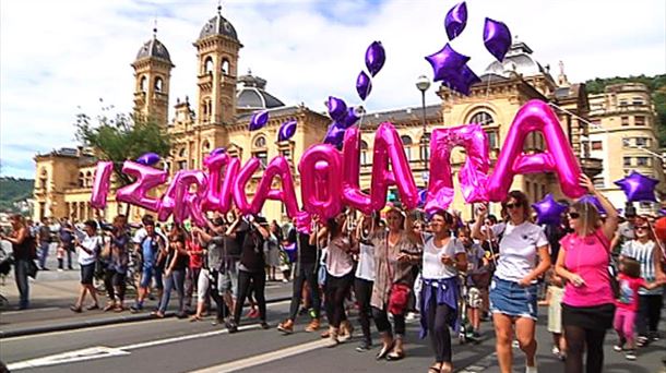 Parte de los manifestatntes portaban globos conformando el mensaje 'Izar ikastolara'. Foto: EITB