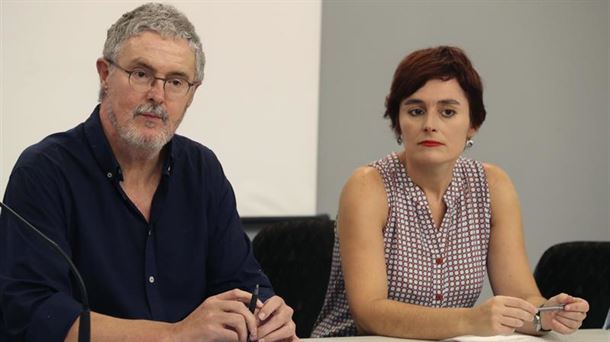 Adolfo Muñoz (ELA) eta Garbiñe Aranburu (LAB). Artxiboko argazkia: EFE