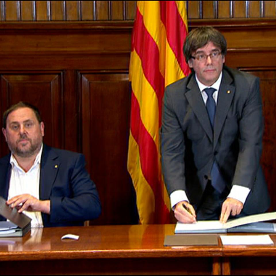 Carles Puigdemont firma la convocatoria del referéndum. Foto: EITB
