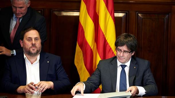 Carles Puigdemont Generalitateko presidentea eta Oriol Junqueras presidenteordea. Argazkia: EFE