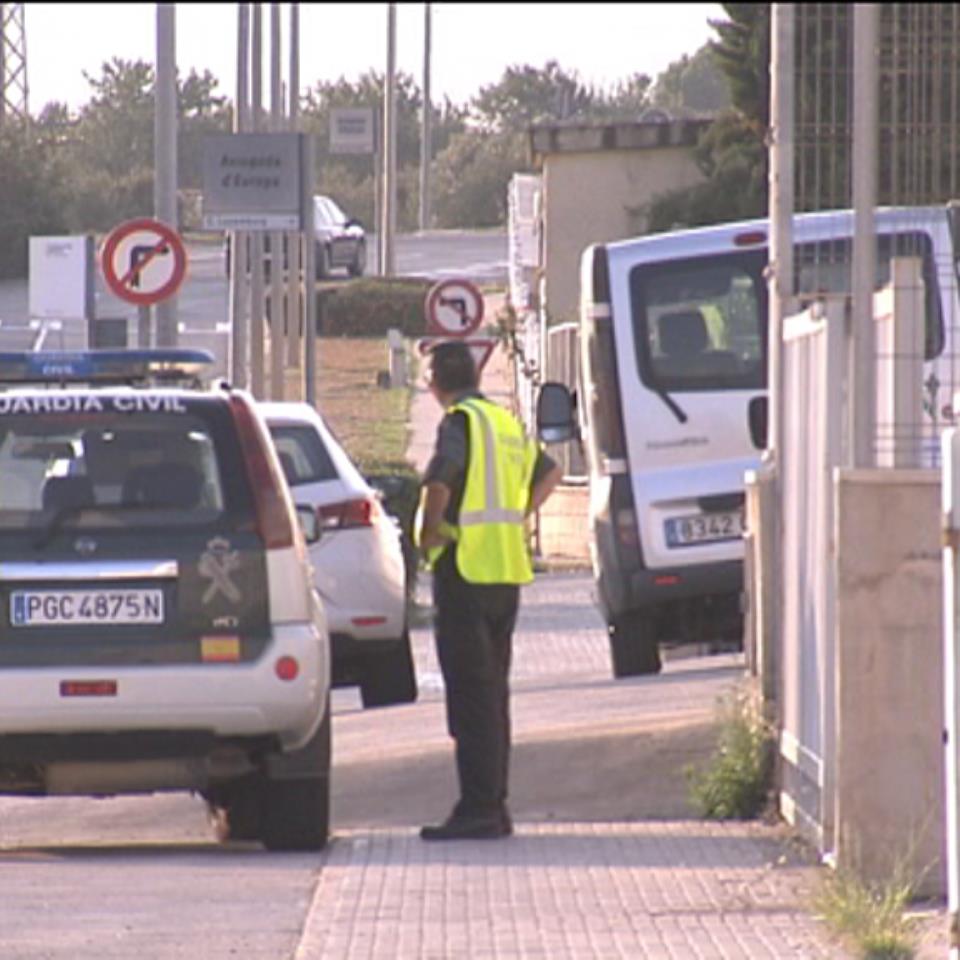 Agentes de la Guardia Civil vigilan una imprenta ubicada en un polígono industrial de Constantí. EFE