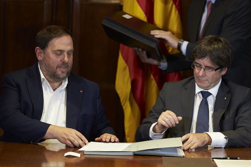 La misiva está firmada por Puigdemont y Junqueras, en la foto de Efe.