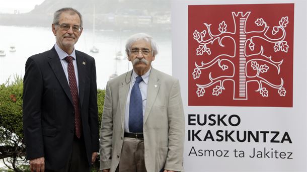 Fermin Leizaola (d), junto a Iñaki Dorronsoro, presidente de Eusko Ikaskuntza 
