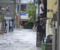 Irmak uholdeak utzi ditu Dominikar Errepublikan, eta Haitira bidean da