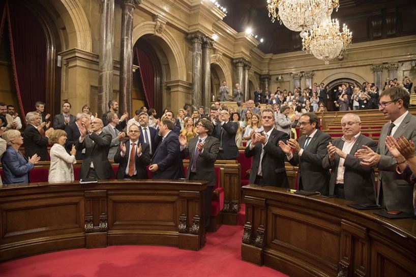 Kataluniako Parlamentuak trantsizio legea onartu du independentziara begira