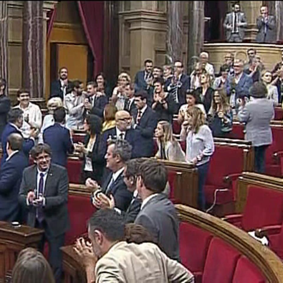 Parlamentarios aplauden tras la aprobación de la ley, al filo de las 01:00 horas. Foto: EFE
