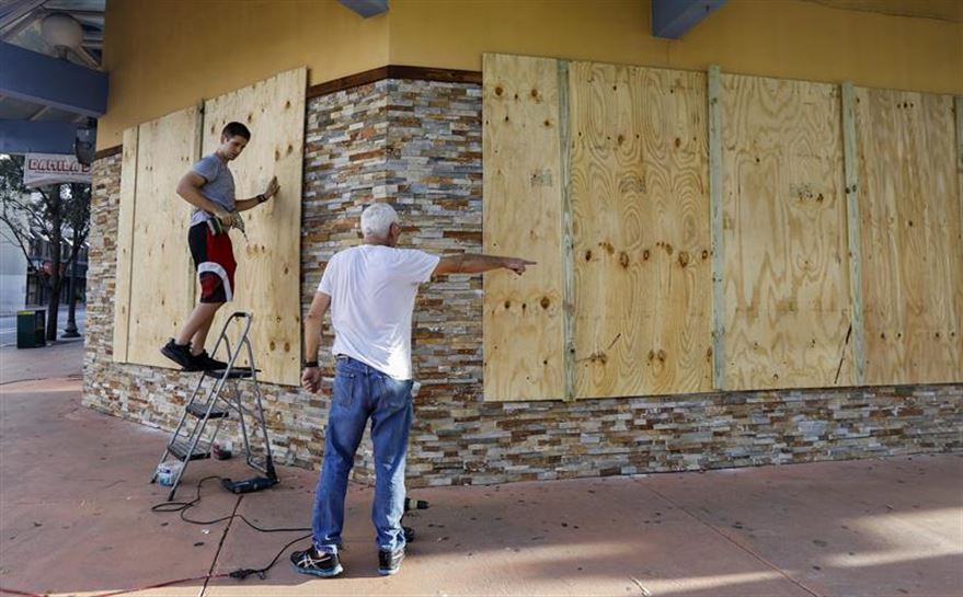 Floridako herritarrak etxeak eta eraikinak babesten ari dira, Irma urakanaren zain. Argazkia: EFE