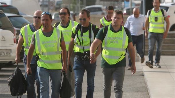 Agentes de la Guardia Civil abandonan la imprenta. Foto: EFE