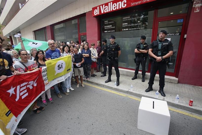 Concentración frente a la sede del semanario 'El Vallenc'. EFE