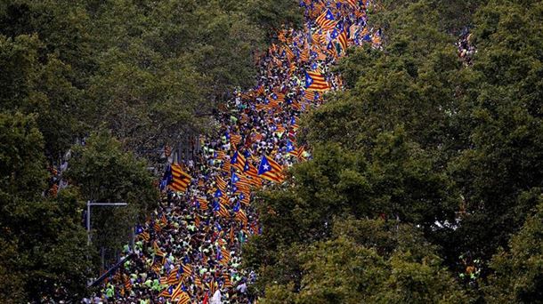 Un millón de personas defienden el referéndum en la manifestación de la Diada. Foto: EFE